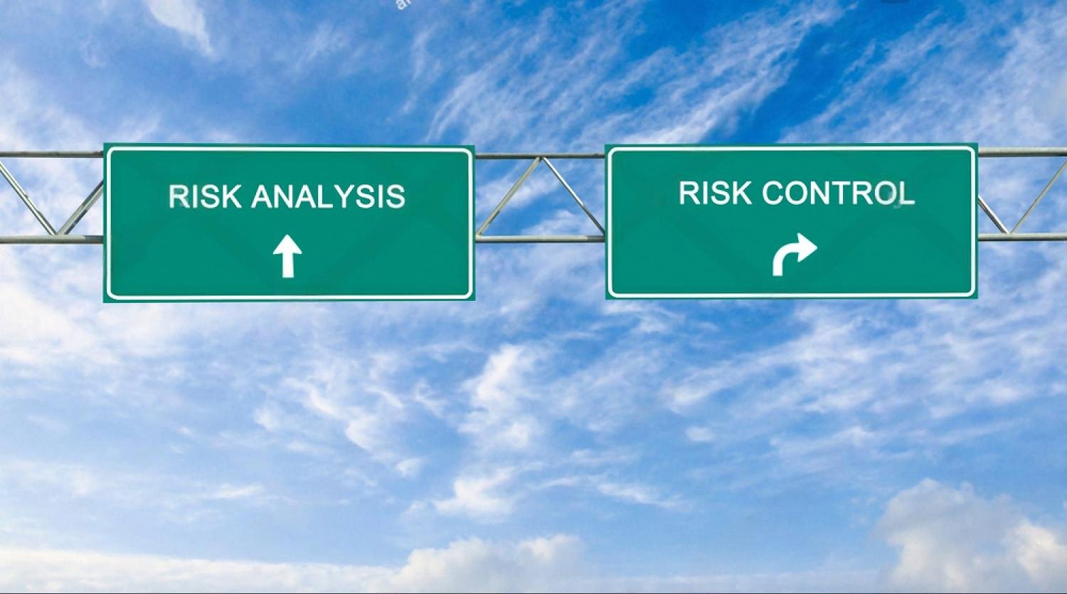 Two green road signs reading Risk Analysis and Risk Control against a blue sky